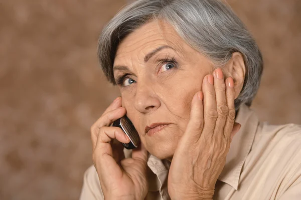 Senior vrouw met mobiele telefoon — Stockfoto