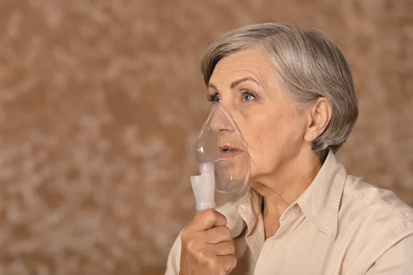 Starší žena dělat inhalace — Stock fotografie