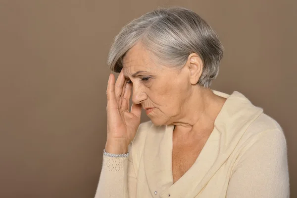Sorglig äldre kvinna — Stockfoto