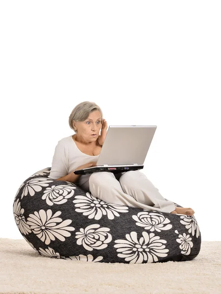 Anciana mujer con ordenador portátil — Foto de Stock