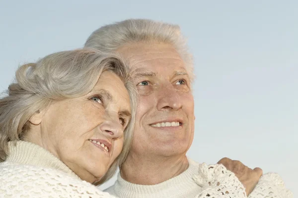 Äldre par på himmel bakgrund — Stockfoto
