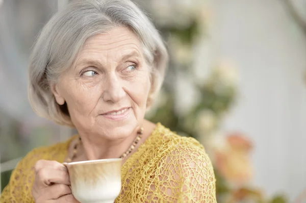 Senior vrouw met kop koffie — Stockfoto