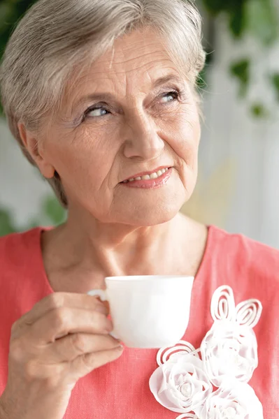 Senior vrouw met kop koffie — Stockfoto