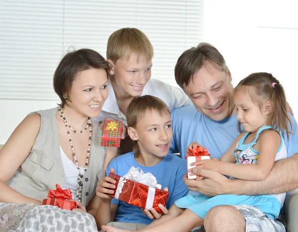 Família amigável com presentes — Fotografia de Stock