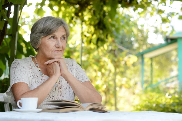 Femme d'âge moyen livre de lecture — Photo