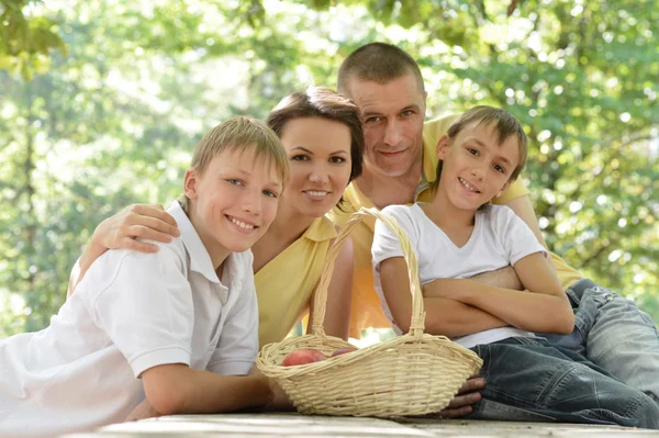 Lycklig familj som har picknick — Stockfoto
