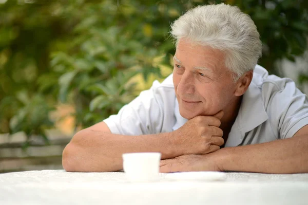 Пожилой человек с чашкой кофе — стоковое фото