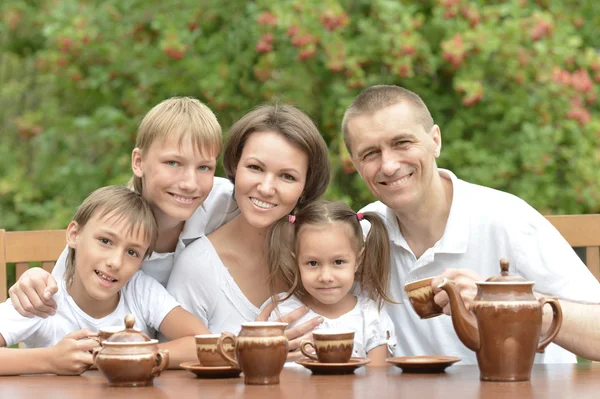 Family drinking tea in garden — Stock Photo, Image