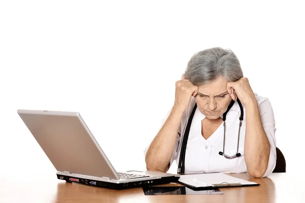 Senior female doctor with laptop — Stock Photo, Image