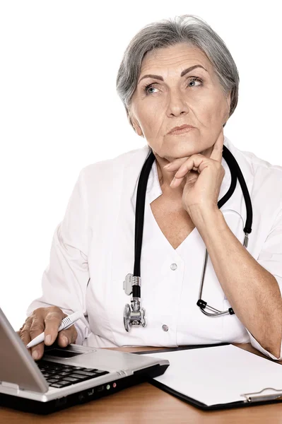 Médico sénior con portátil — Foto de Stock