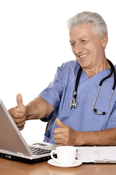 Medico anziano con laptop — Foto Stock