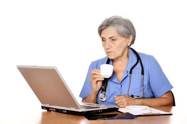 Senior female doctor with laptop — Stock Photo, Image