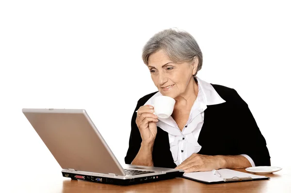 Femme âgée travaillant sur ordinateur portable — Photo