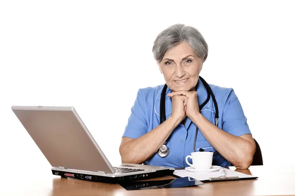 Medico anziano con computer portatile — Foto Stock