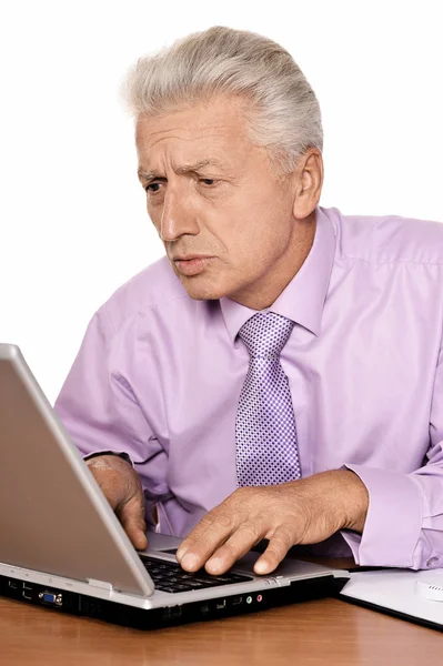 Volwassen zakenman met laptop — Stockfoto