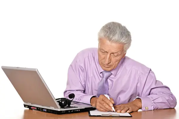 Uomo d'affari maturo con laptop — Foto Stock