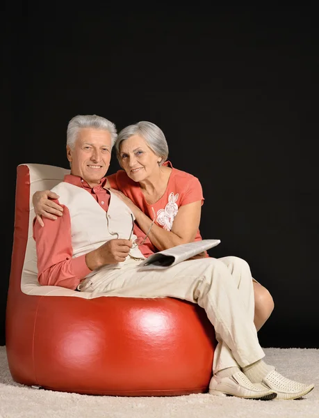 Idosos casal ler jornal — Fotografia de Stock