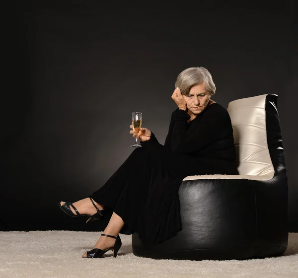 Elegancka kobieta pije szampana — Zdjęcie stockowe