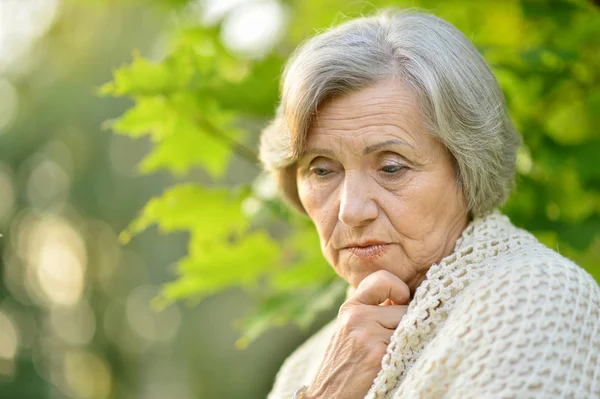 Хороша сумна стара жінка — стокове фото
