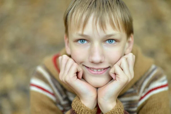 Jongen in het herfstpark — Stockfoto