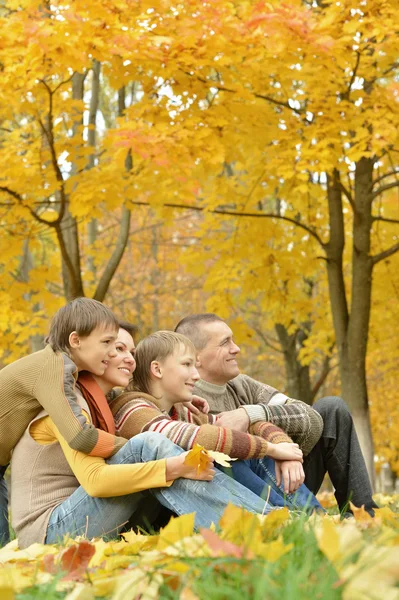 Familia relajante en el parque de otoño — Foto de Stock