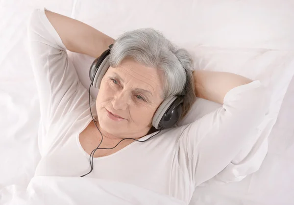 Mujer mayor en auriculares —  Fotos de Stock