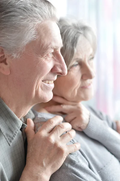 Gelukkig senior paar thuis — Stockfoto