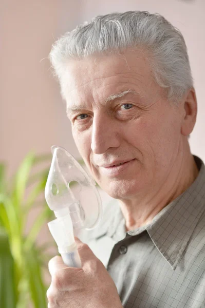 Starší muž dělat inhalace — Stock fotografie