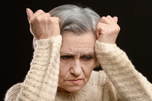 Porträtt av ledsen äldre kvinna — Stockfoto