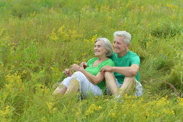 Glückliches reifes Paar im Sommerpark — Stockfoto