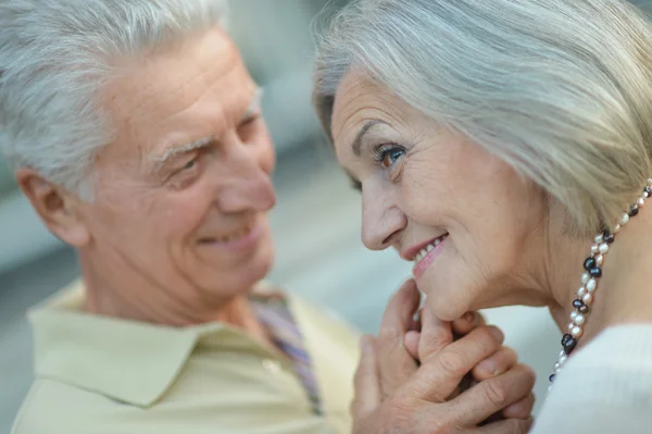 Hermosa pareja de ancianos al aire libre —  Fotos de Stock