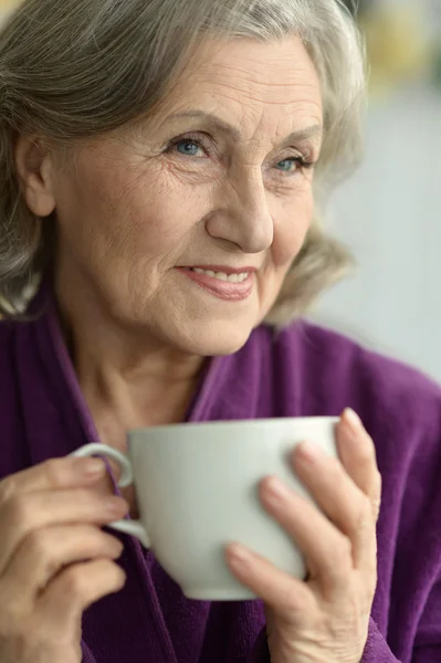 Mujer mayor con taza de café —  Fotos de Stock