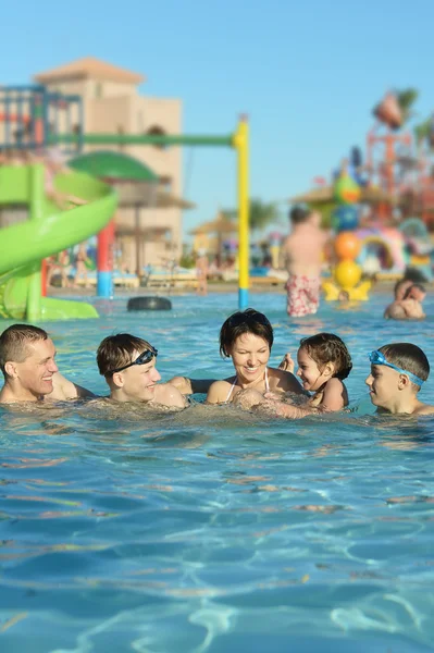 Détente familiale dans la piscine — Photo