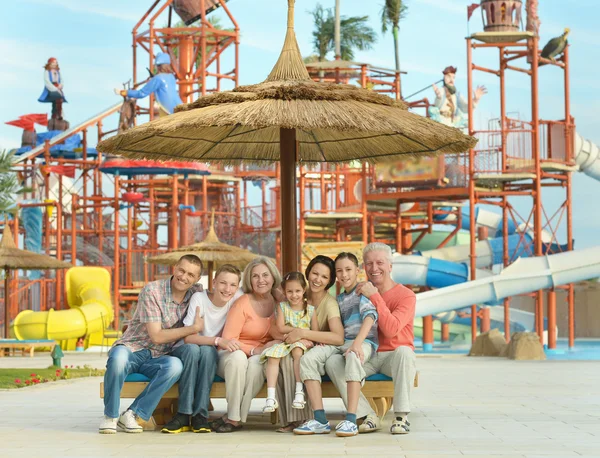 Família relaxante no resort de férias — Fotografia de Stock