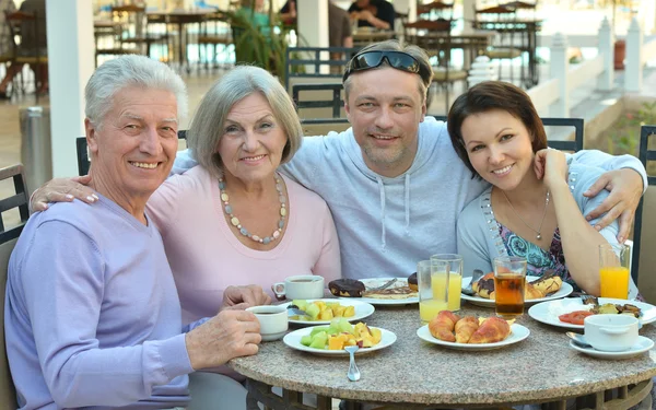 Familjen på frukost på resort — Stockfoto