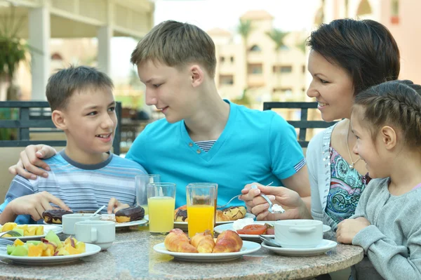 Moeder en kinderen bij het ontbijt — Stockfoto