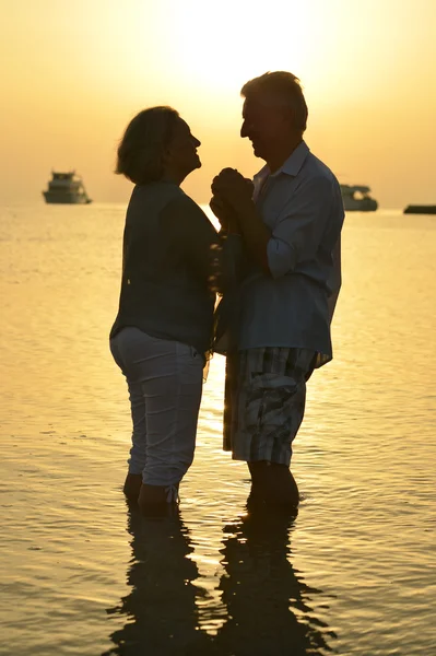 Couple d'âge mûr se détendre sur la plage — Photo