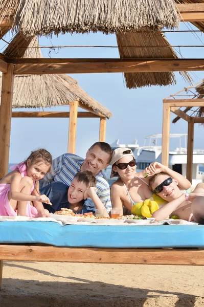 Famille déjeuner sur la plage — Photo