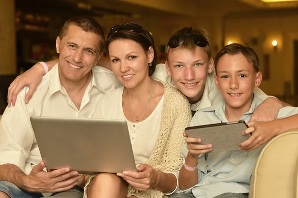 Família sentada com laptop — Fotografia de Stock