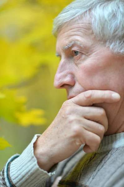 Senior mens denken — Stockfoto