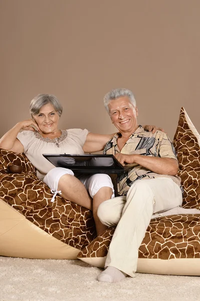 Senior couple sitting  with laptop — Stock Photo, Image
