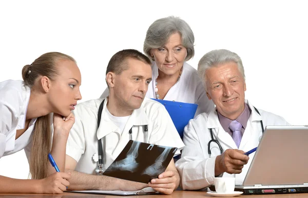 Группа врачей с ноутбуком — стоковое фото