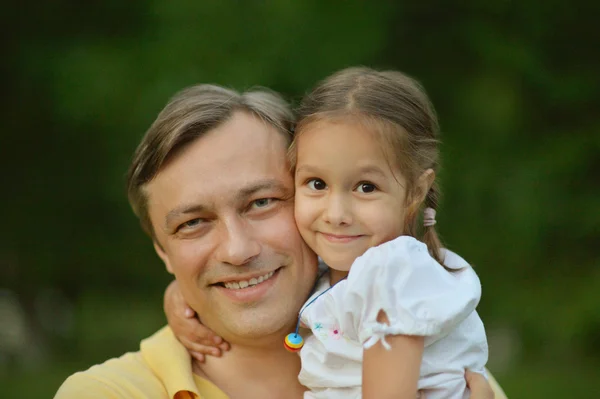 Vader en dochter in park — Stockfoto