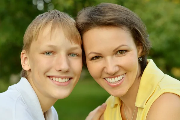 Mère avec son fils dans le parc — Photo