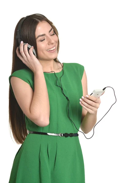 Девушка слушает музыку на мобильном — стоковое фото