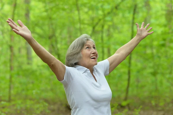 Seniorin im Sommerpark — Stockfoto