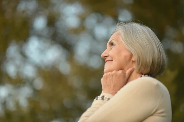 Mujer mayor en el parque de otoño — Foto de Stock