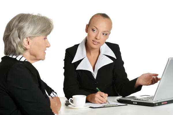 Duas empresárias sentadas à mesa — Fotografia de Stock