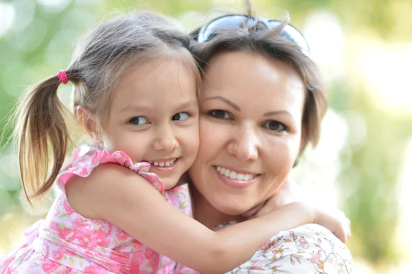 Little girl with mother in park — Stock Photo, Image