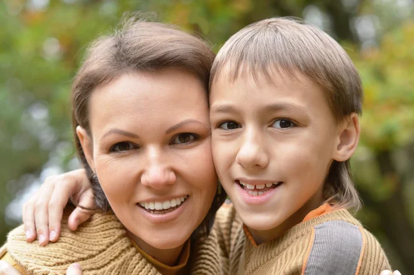 Moeder met jongen in herfst park — Stockfoto